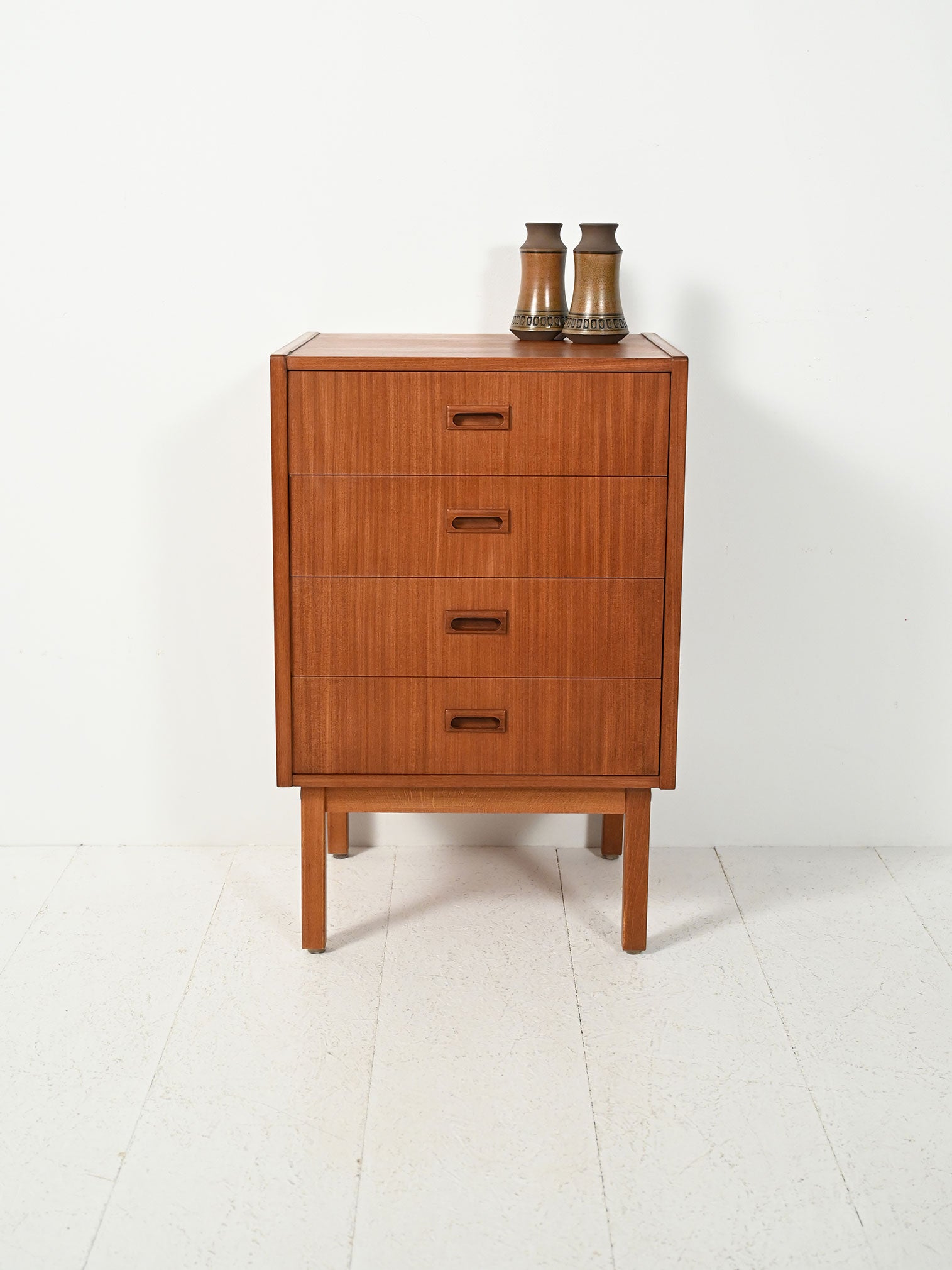 Cassettiera scandinava razionalista in mogano