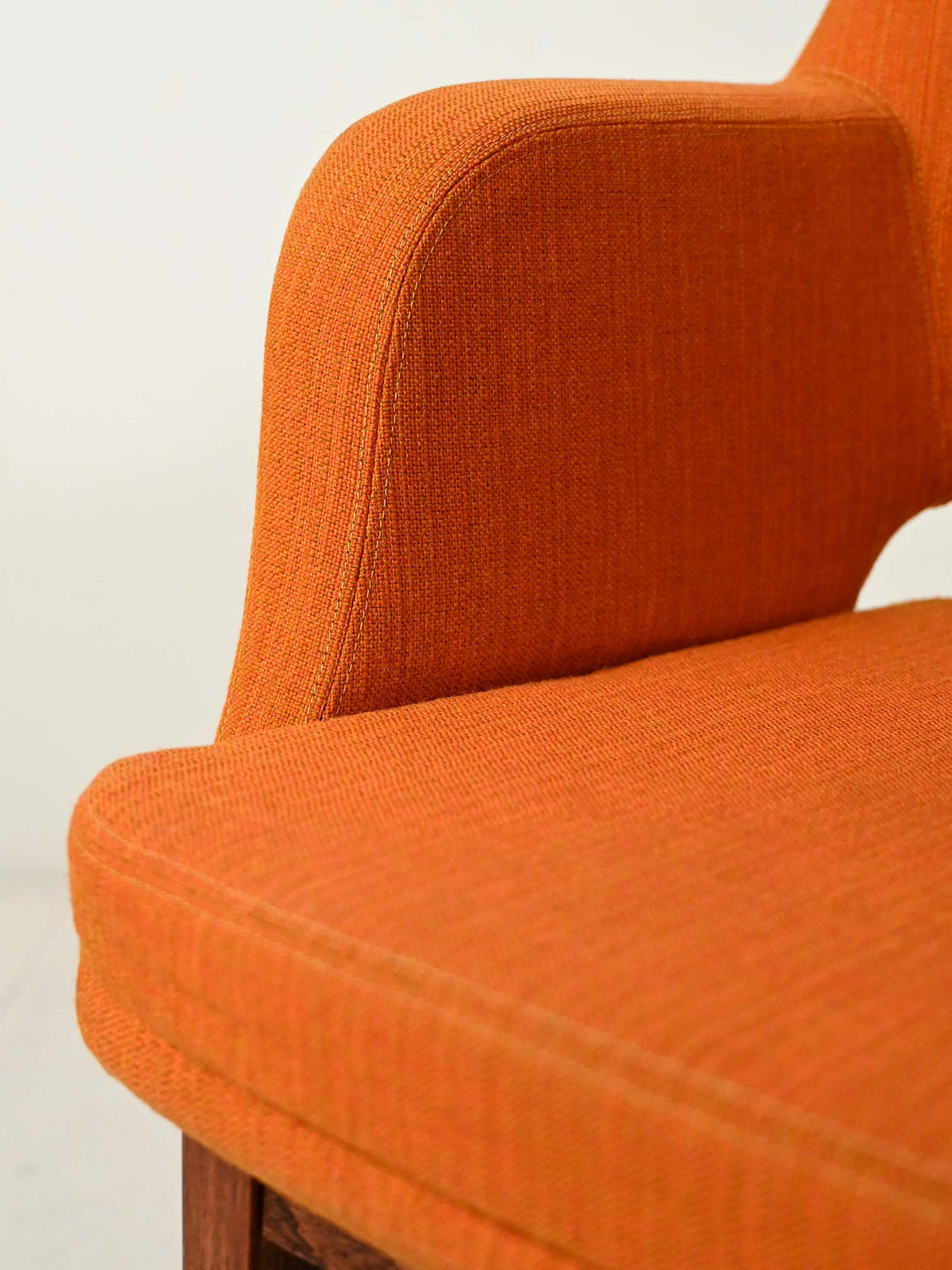 Coppia di poltroncine Oslosund di Kinnarps arancioni anni ’50