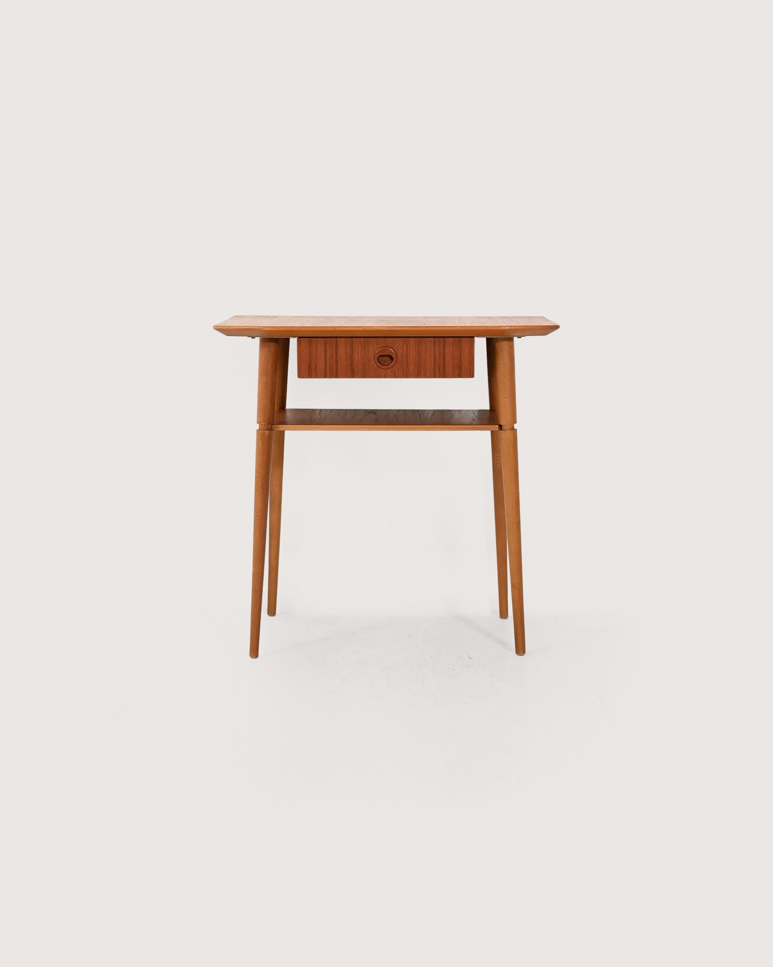 Comodino scandinavo in teak dalla silouhette allungata