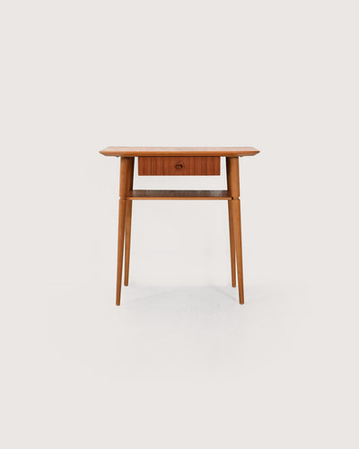 Comodino scandinavo in teak dalla silouhette allungata