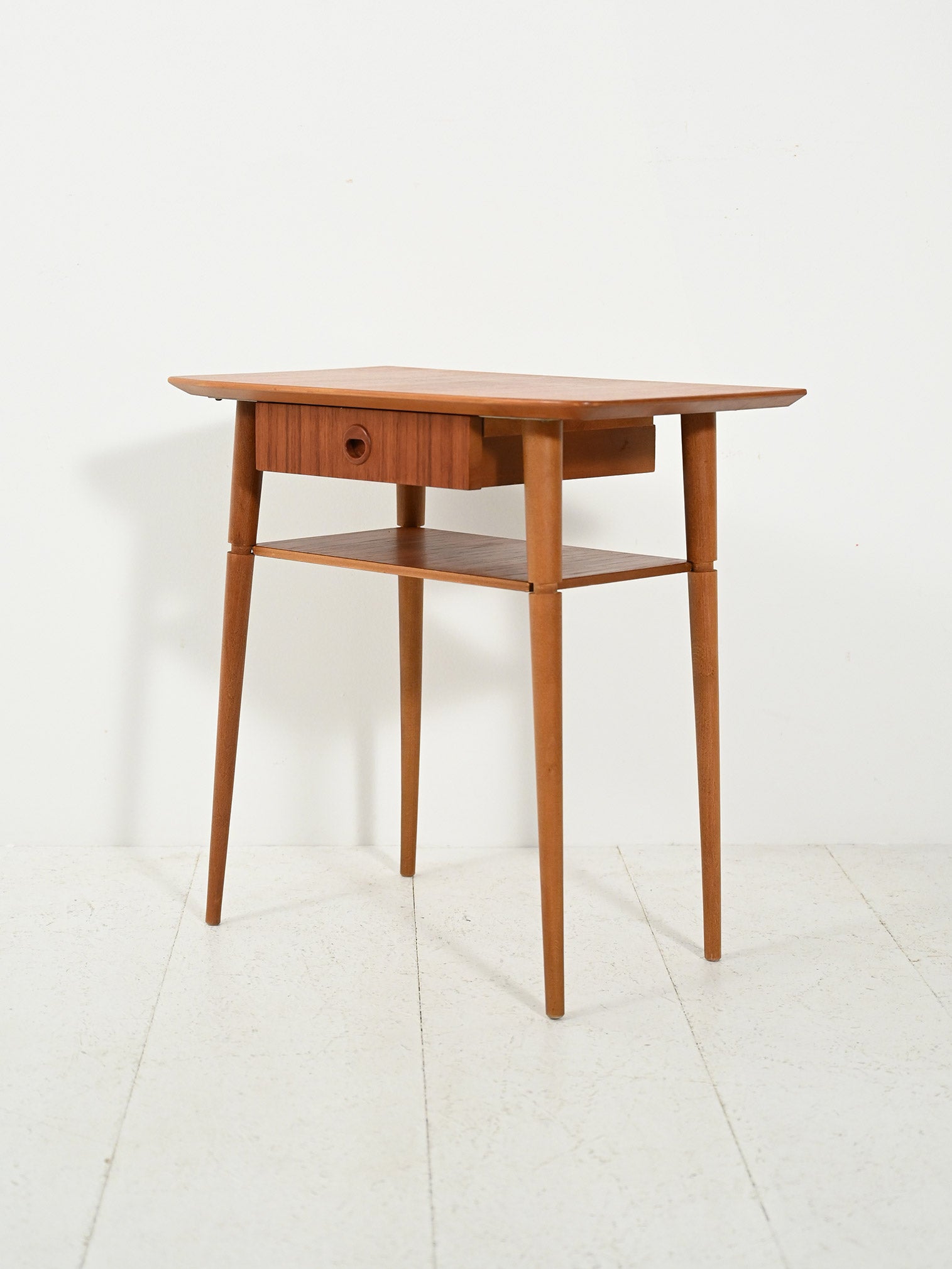 Comodino scandinavo in teak dalla silouhette allungata 3