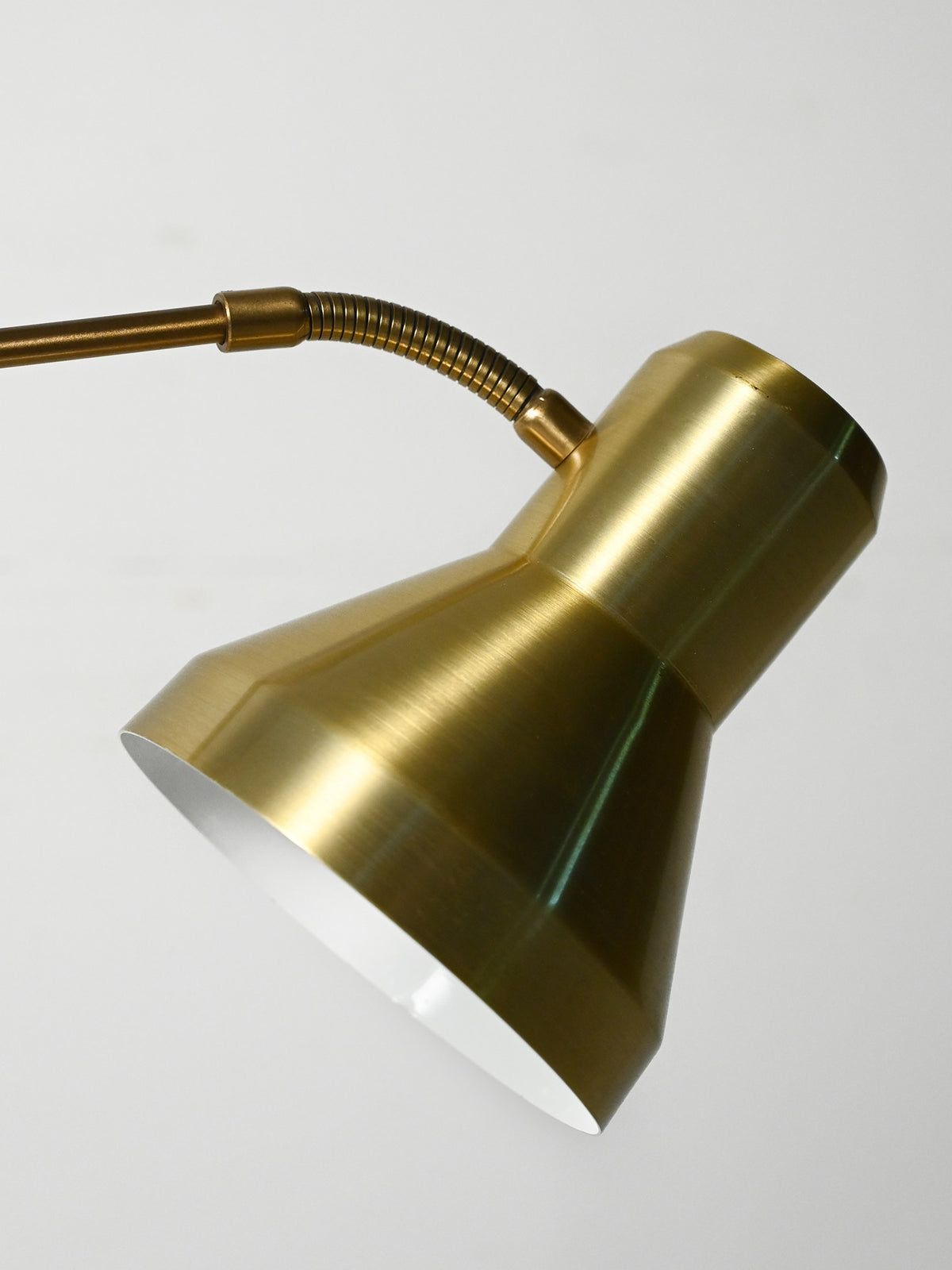 Lampada da terra scandinava in ottone con braccio regolabile