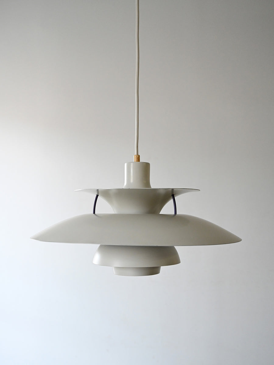 Lampada a sospensione “PH5” di Poul Henningsen per Louis Poulsen