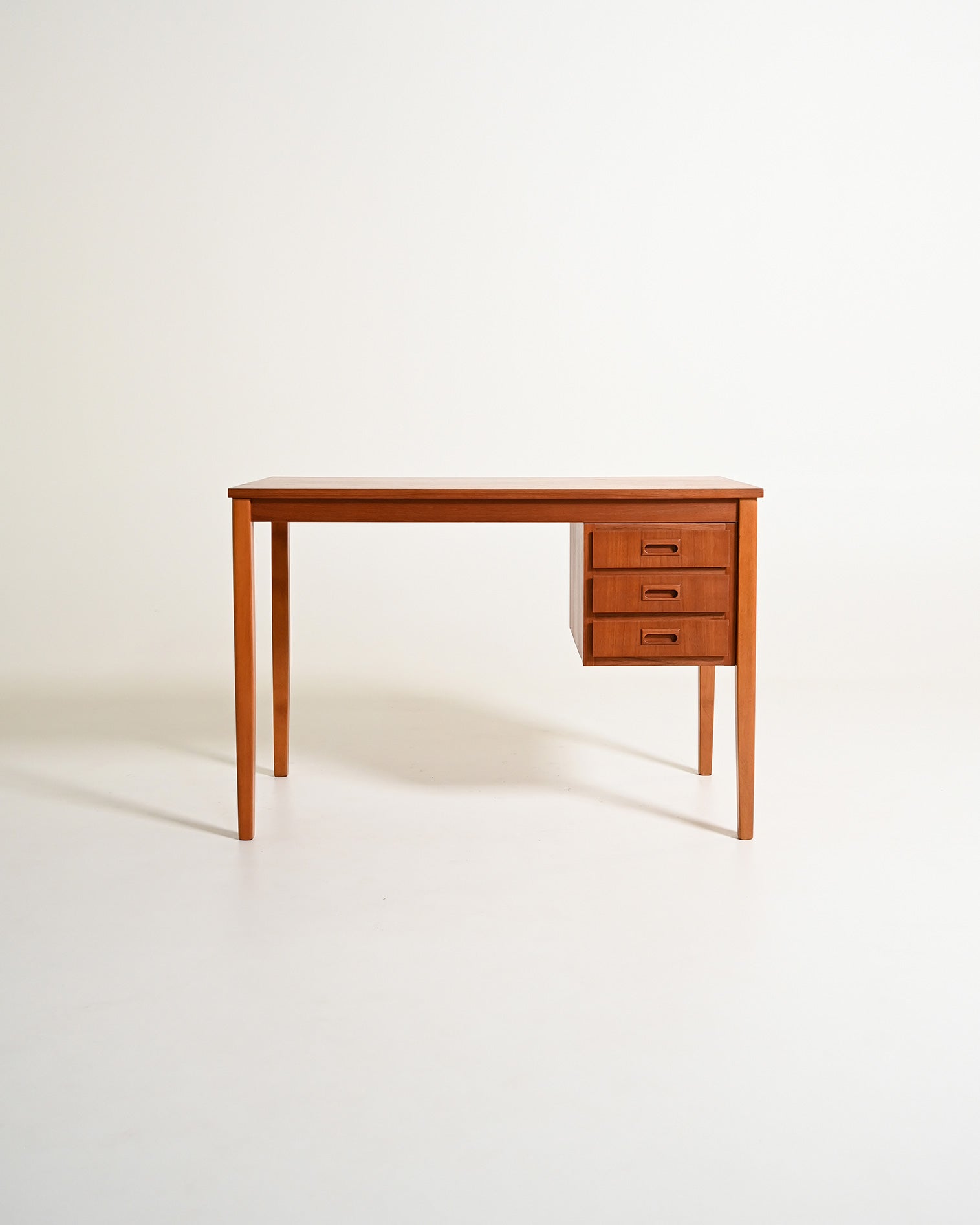 Scrivania scandinava in teak con cassetti mobili, anni '60