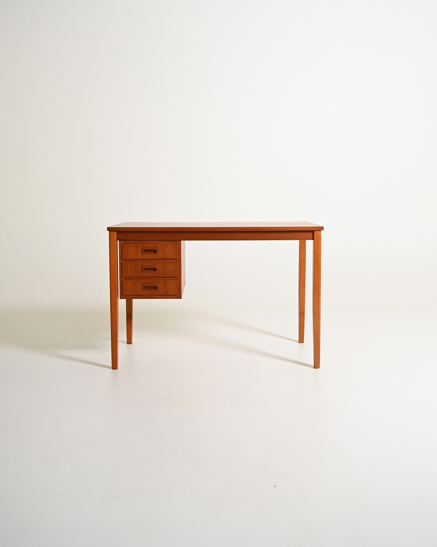 Scrivania scandinava in teak con cassetti mobili, anni '60