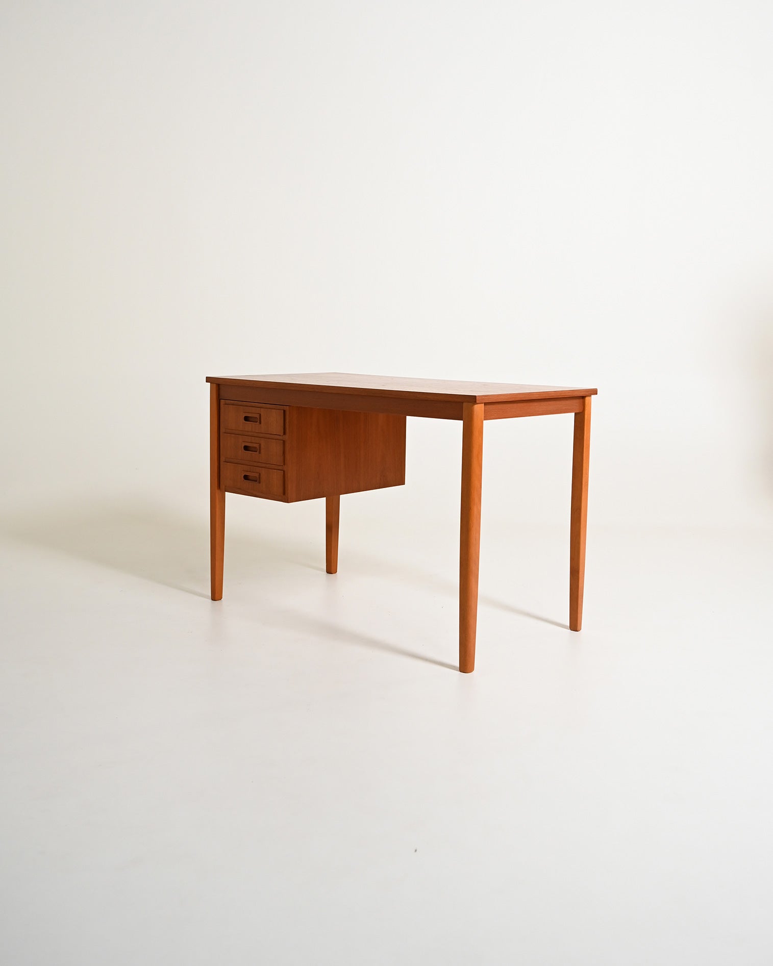 Scrivania scandinava in teak con cassetti mobili, anni '60