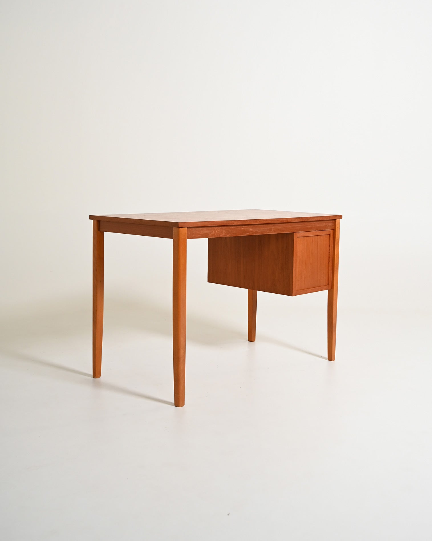Scrivania scandinava in teak con cassetti mobili, anni '60
