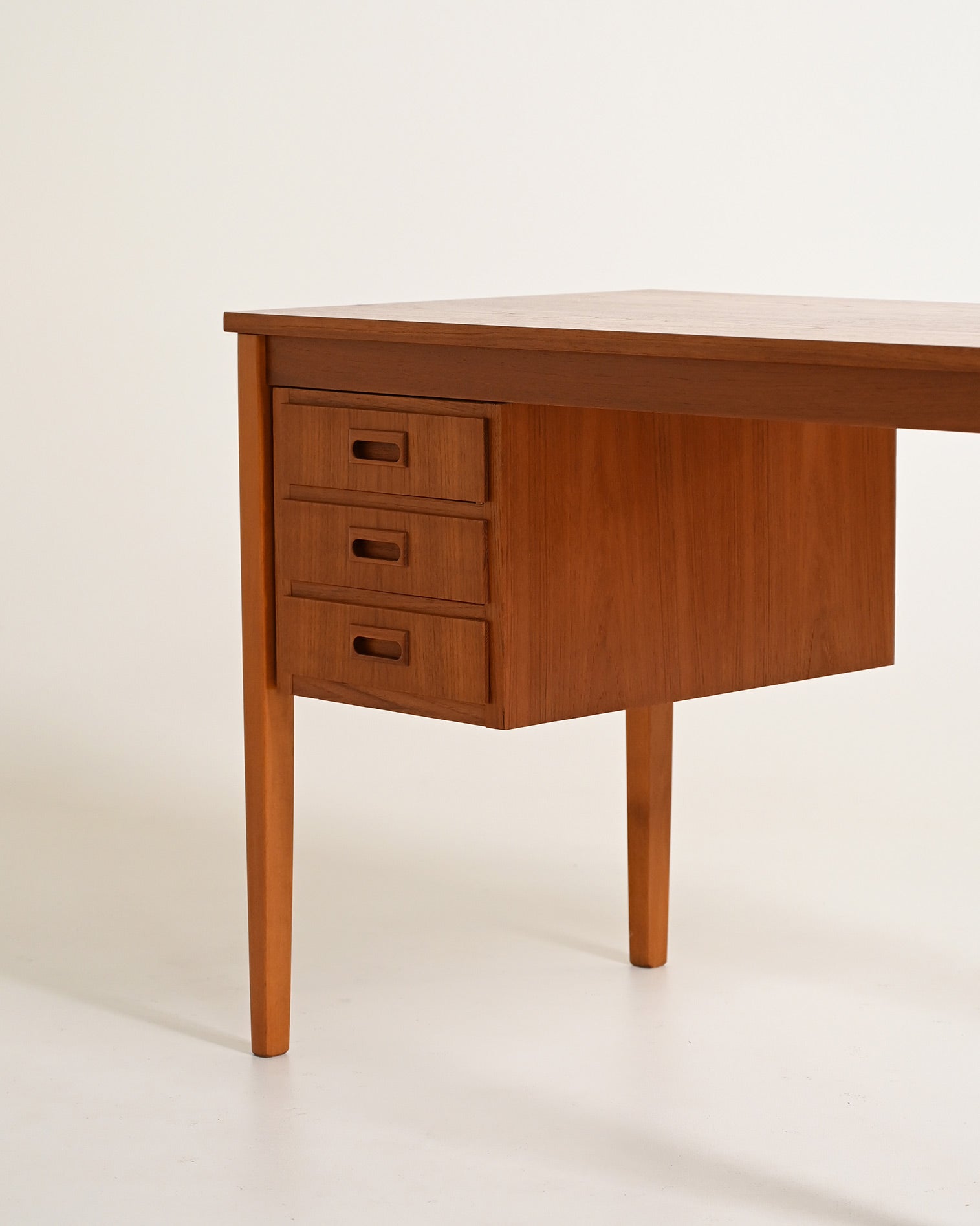 Scrivania scandinava in teak con cassetti mobili, anni '60