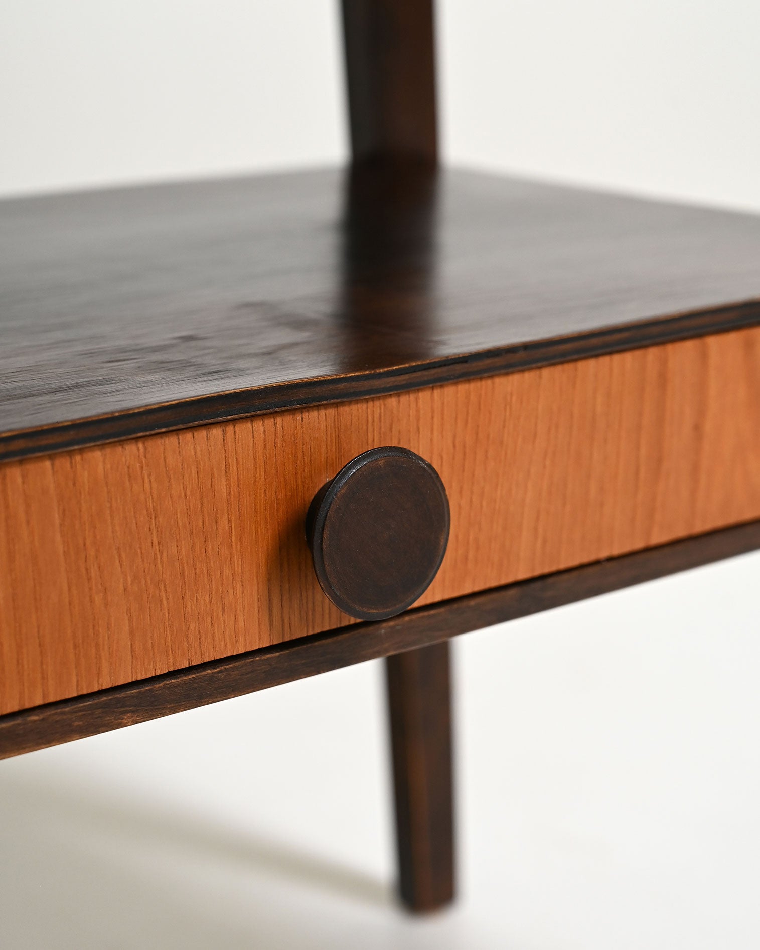 Comodino scandinavo in teak e legno scuro, anni '50