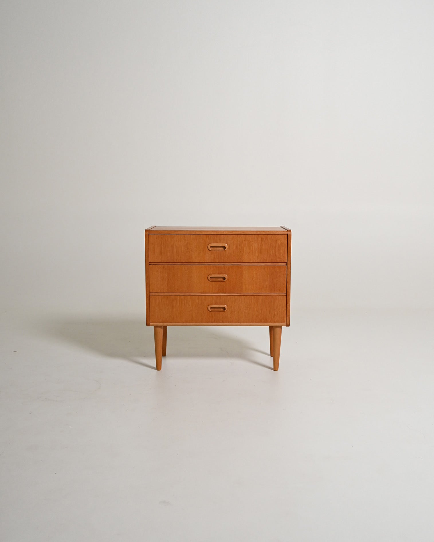 Comodino scandinavo con tre cassetti, anni '50/'60