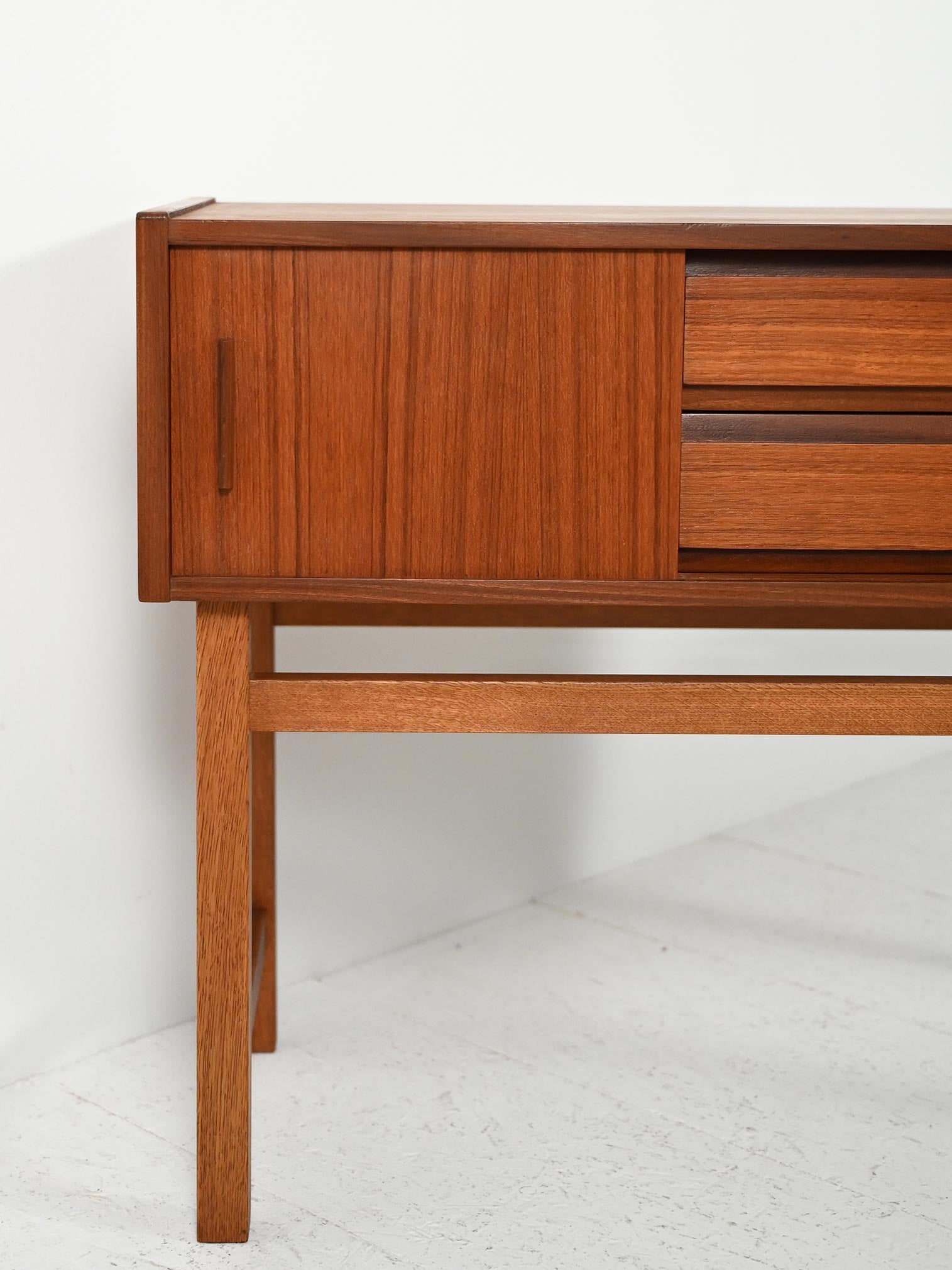 Mobiletto d’ingresso scandinavo anni Cinquanta-Sessanta 6