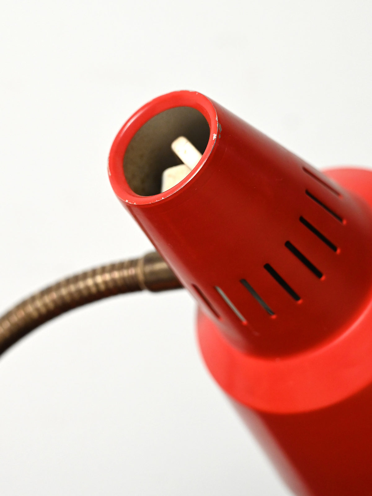 Lampada da tavolo rossa prodotta da Gemi rossa anni ’60
