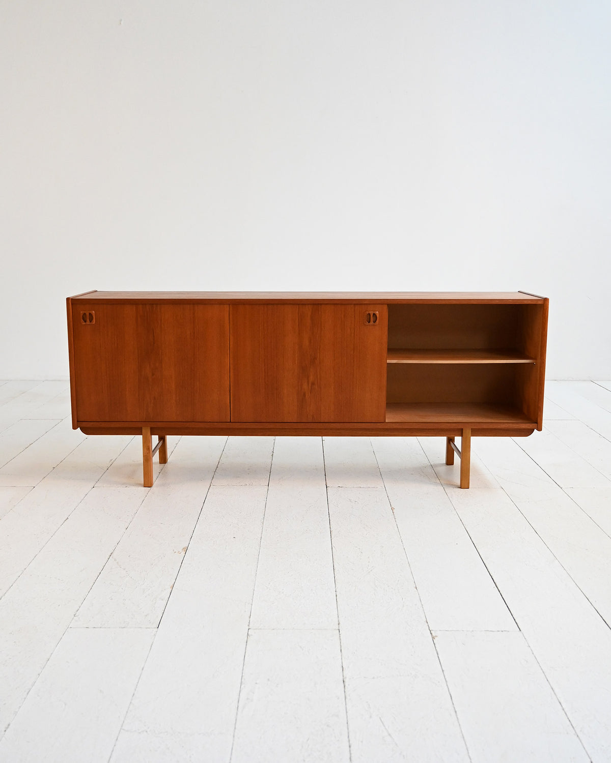 Sideboard modello “Korsör” scandinavo in teak anni ’60