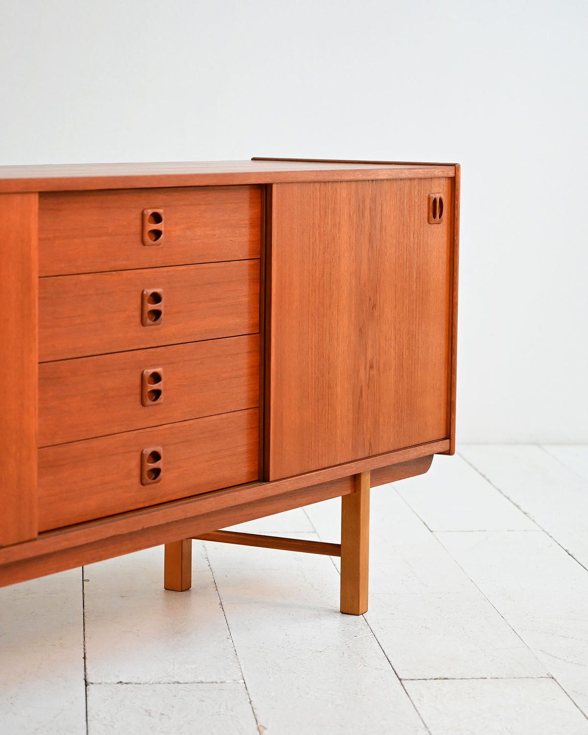 Sideboard modello “Korsör” scandinavo in teak anni ’60
