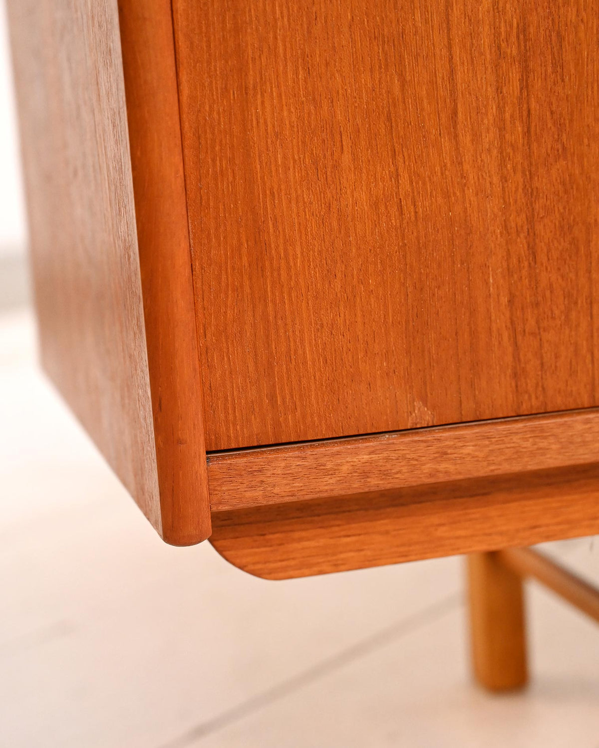 Sideboard modello “Korsör” scandinavo in teak anni ’60