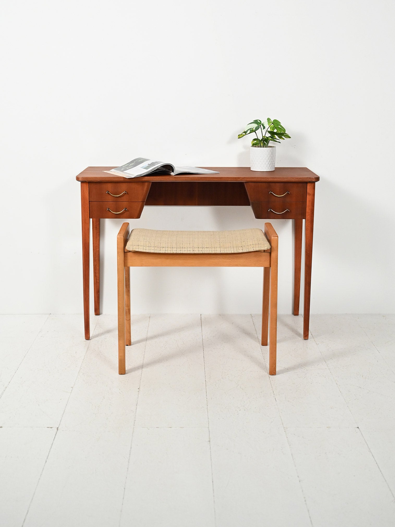 Scrivania scandinava in mogano con maniglie in ottone