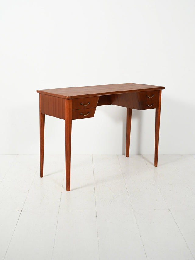 Scrivania scandinava in mogano con maniglie in ottone
