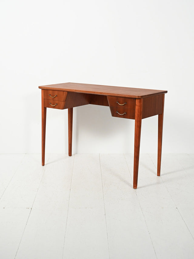 Scrivania scandinava in mogano con maniglie in ottone