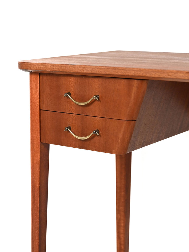 Scrivania scandinava in mogano con maniglie in ottone