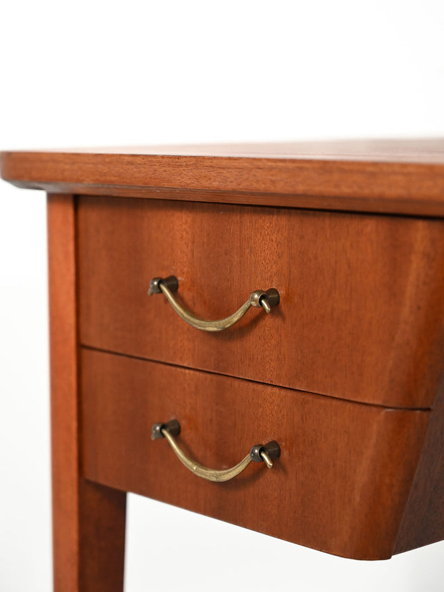 Scrivania scandinava in mogano con maniglie in ottone