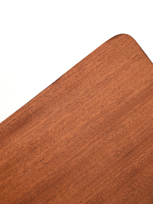 Scrivania scandinava in mogano con maniglie in ottone