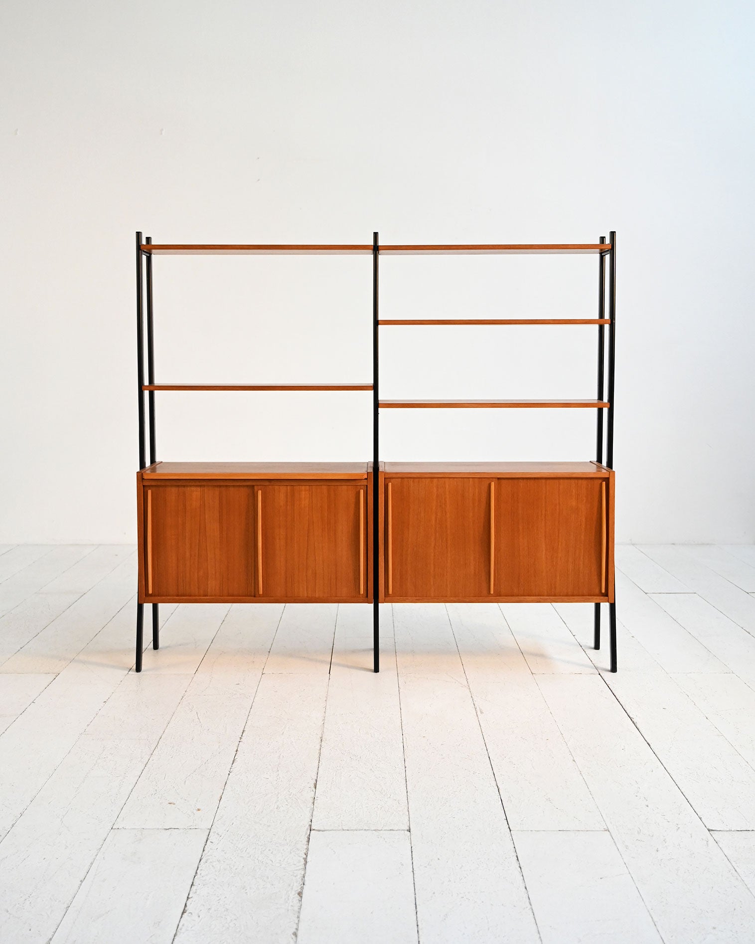 Libreria doppia scandinava in teak con montanti neri, anni ’60 1
