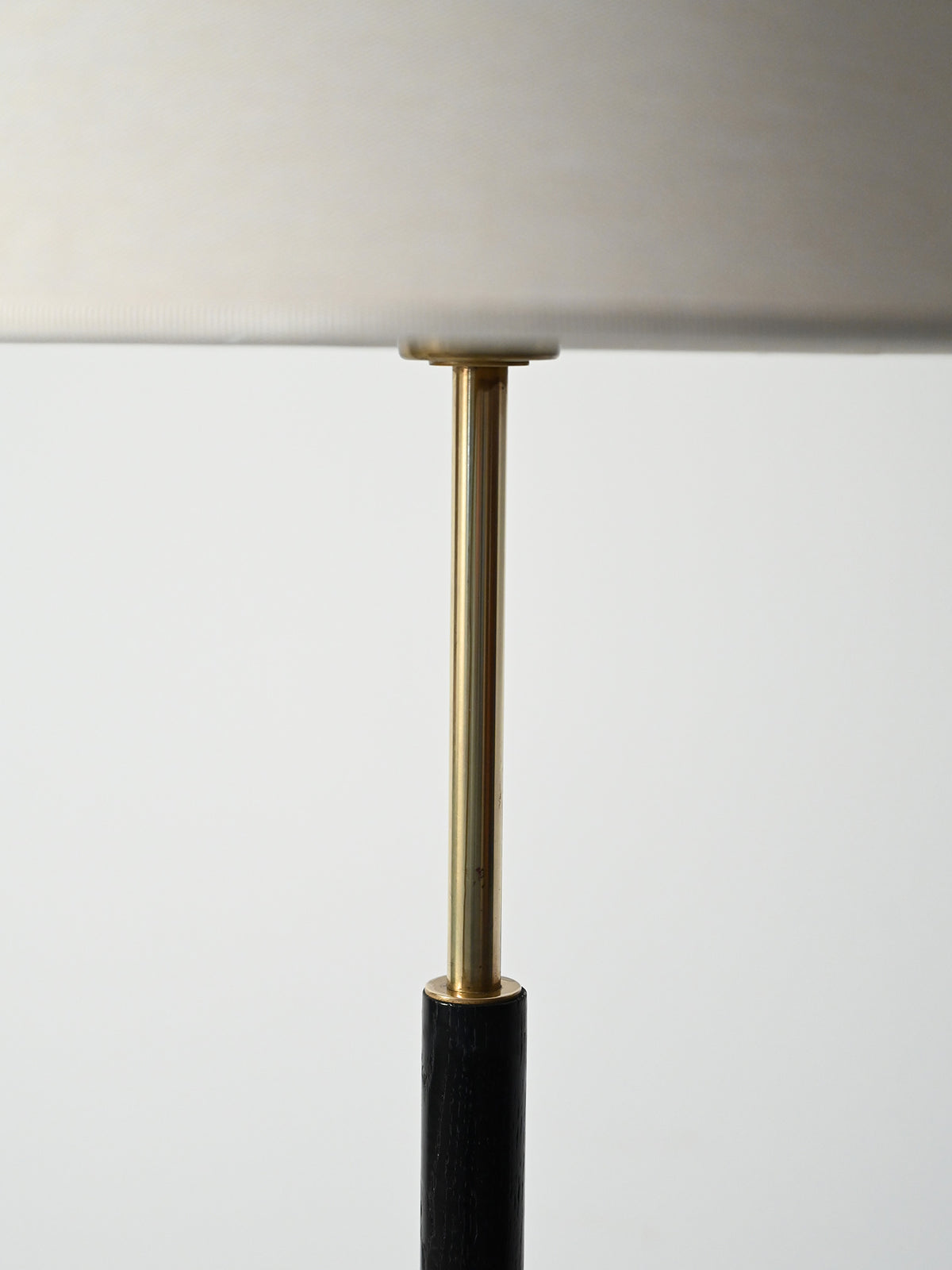 Lampada da terra scandinava in legno nero e ottone