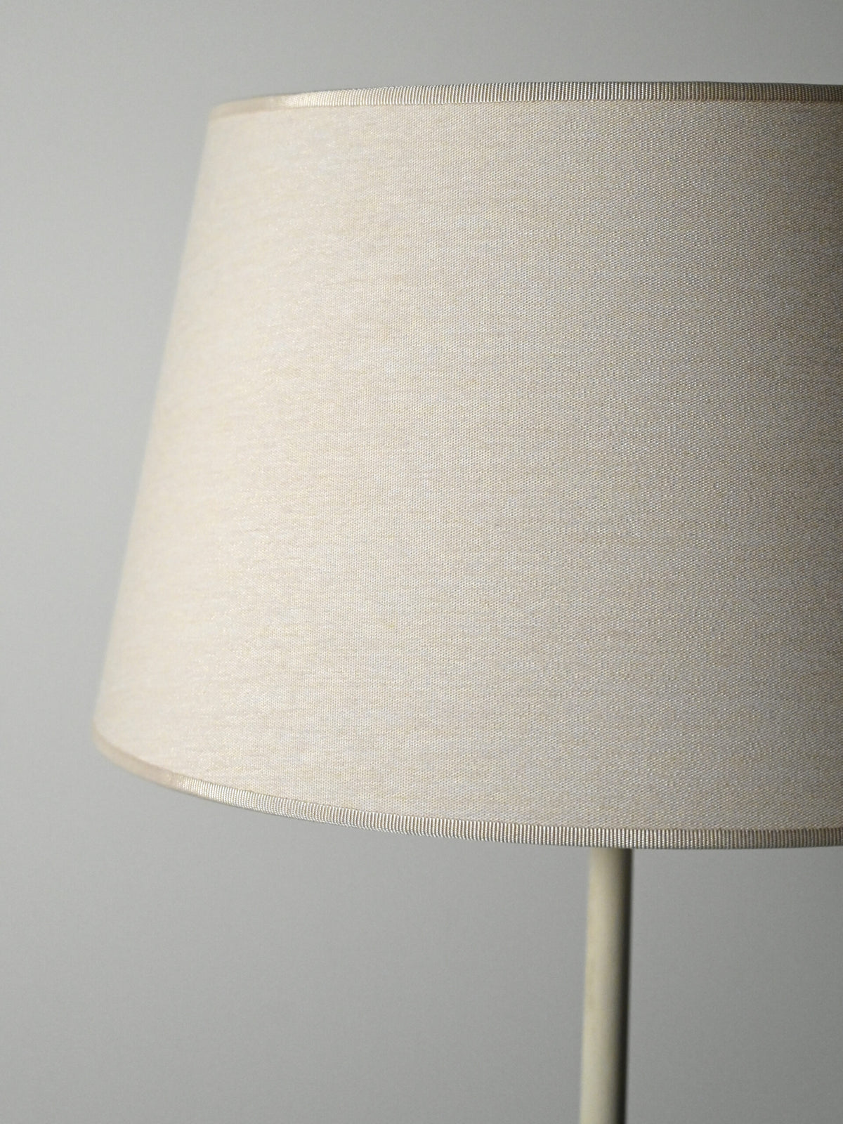 Lampada da terra tripode scandinava in legno laccato bianco