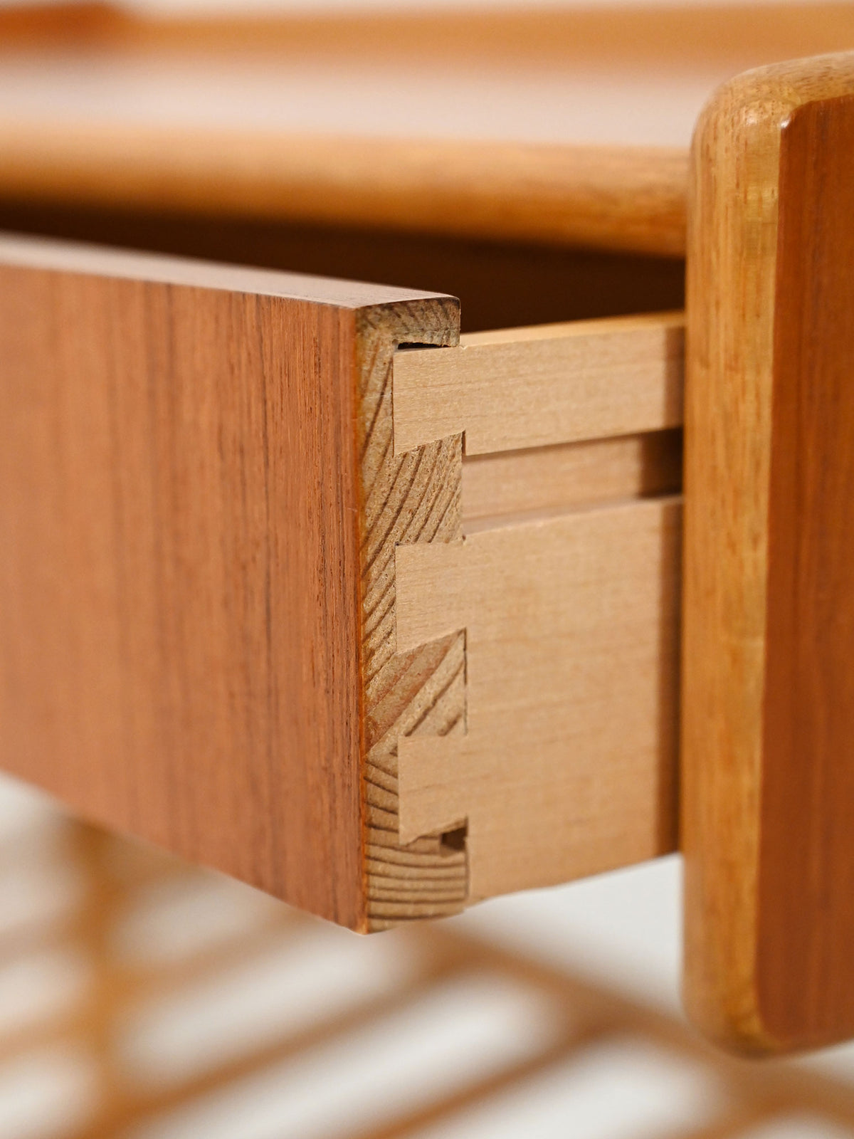 Comodino scandinavo con cassetto e portariviste