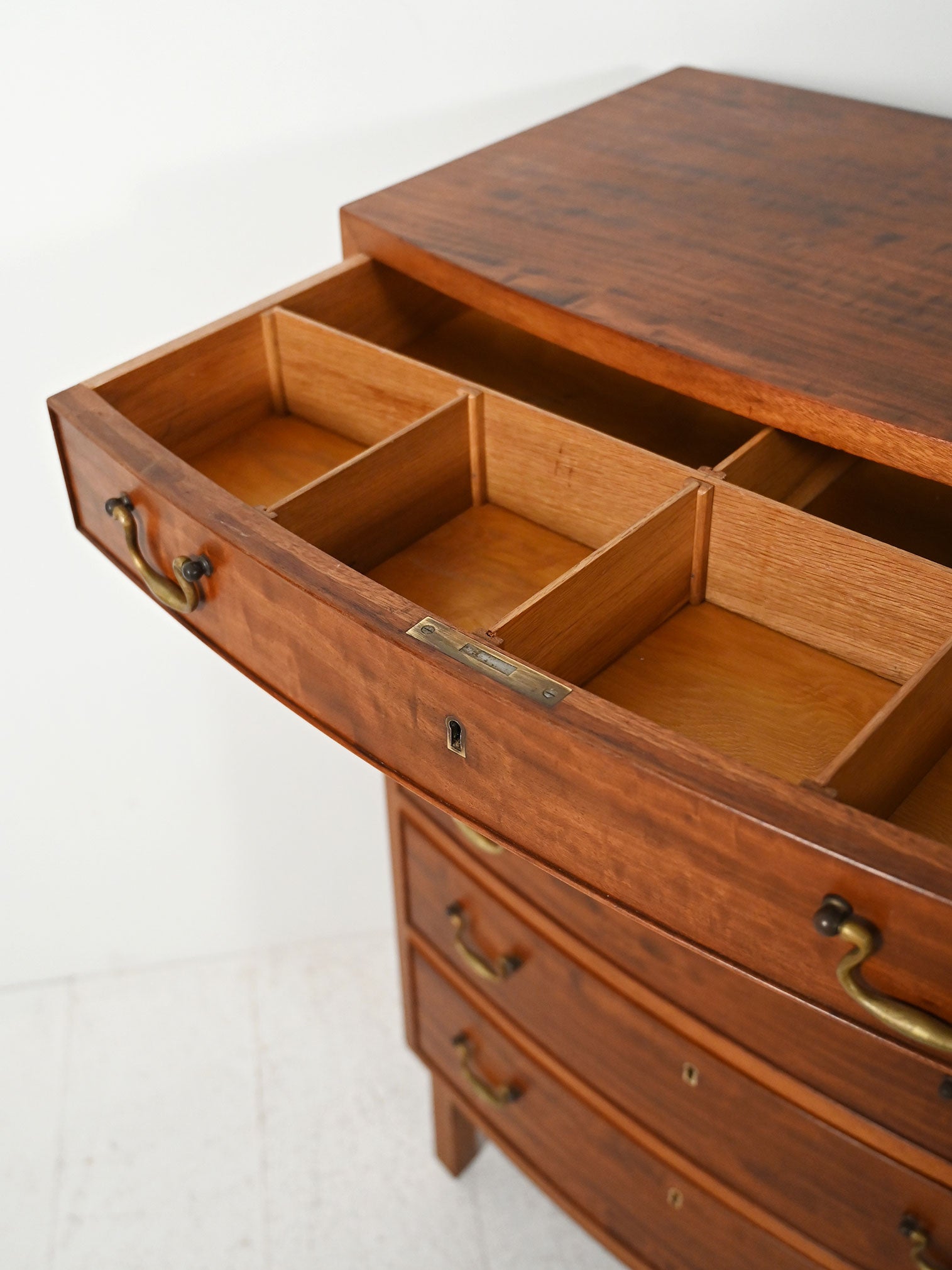 Sestina scandinava in mogano con maniglie in ottone 7
