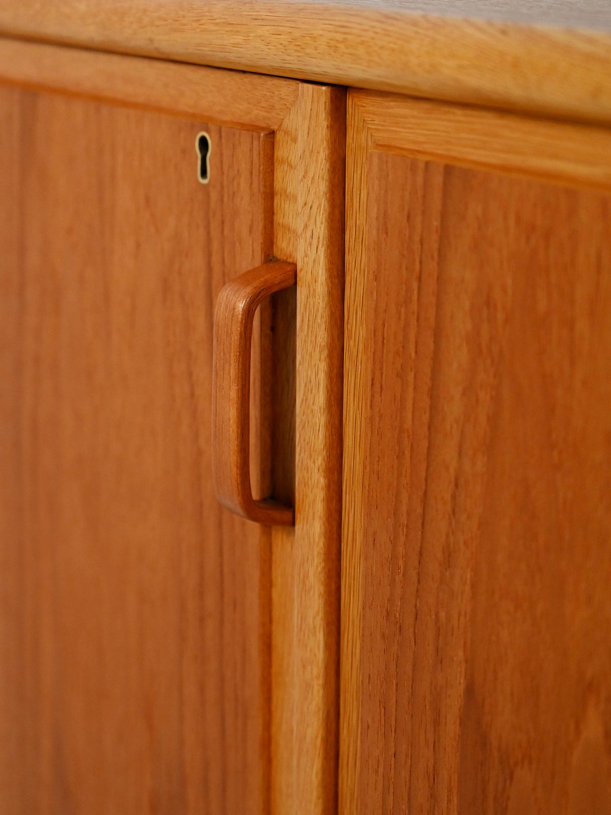 Highboard scandinavo anni 50/60 in rovere e teak con tre ante