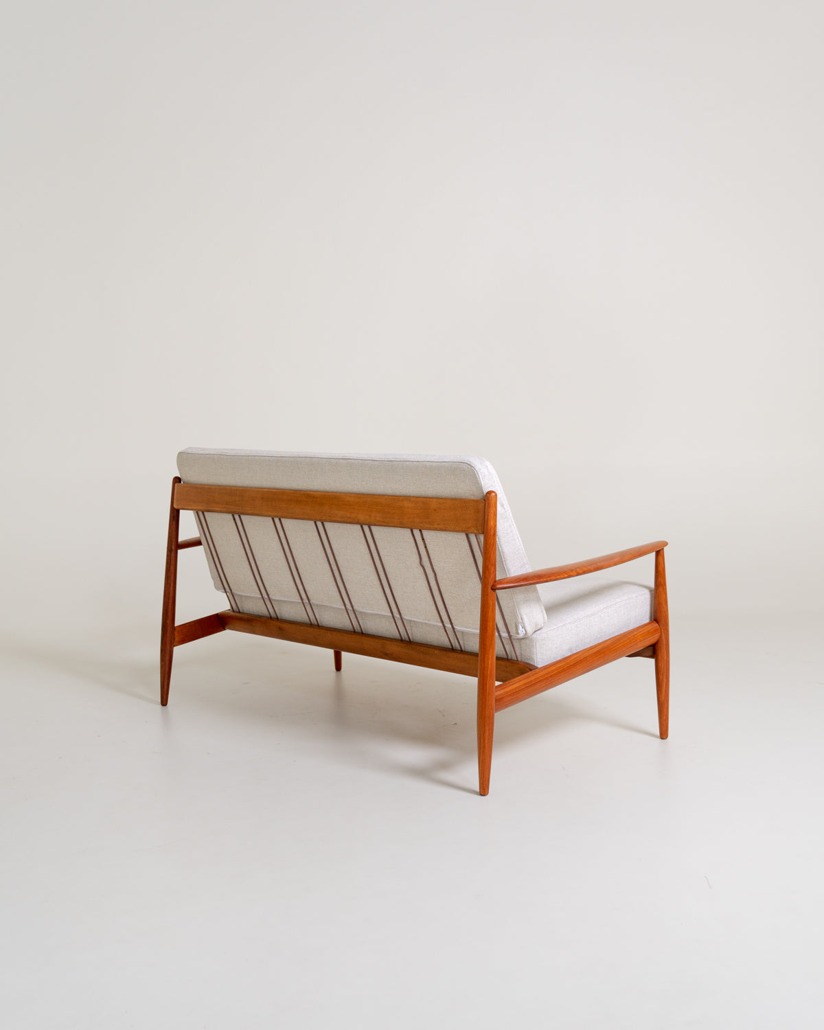 Divano “118” di Grete Jalk per France & Daverkosen, anni ’50