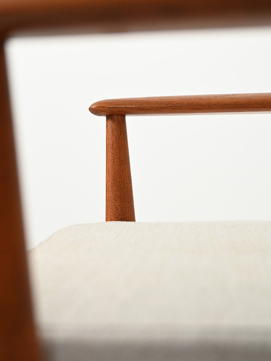 Poltrona danese modello “118” di Grete Jalk