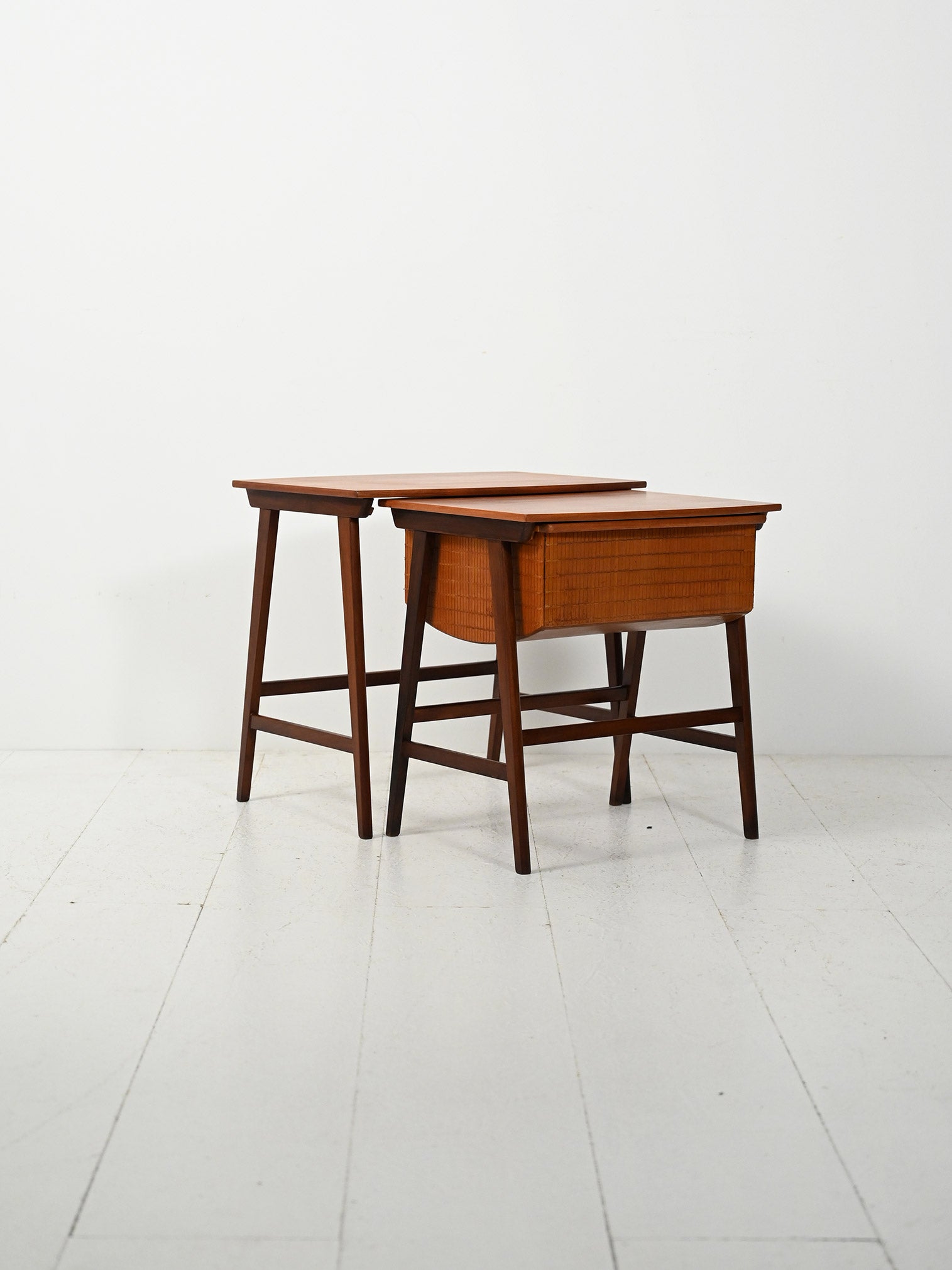 Coppia di coffee table scandinavi ad incastro con porta lana 2