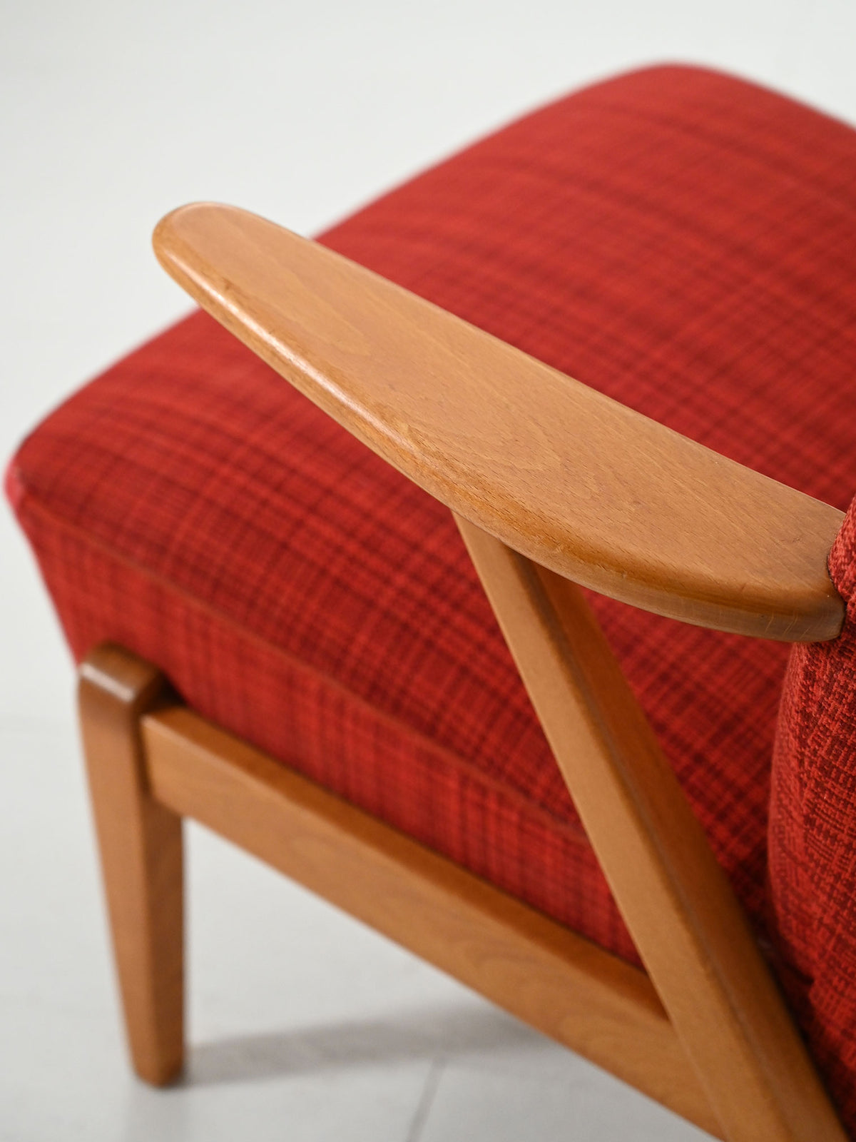 Poltrona scandinava anni 50 con rivestimento in lana rossa