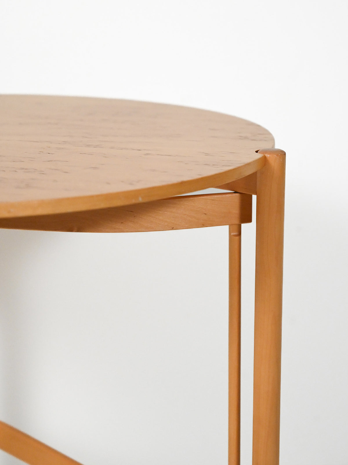 Coffee table scandinavo rotondo in betulla di Karl Andersson & Söner