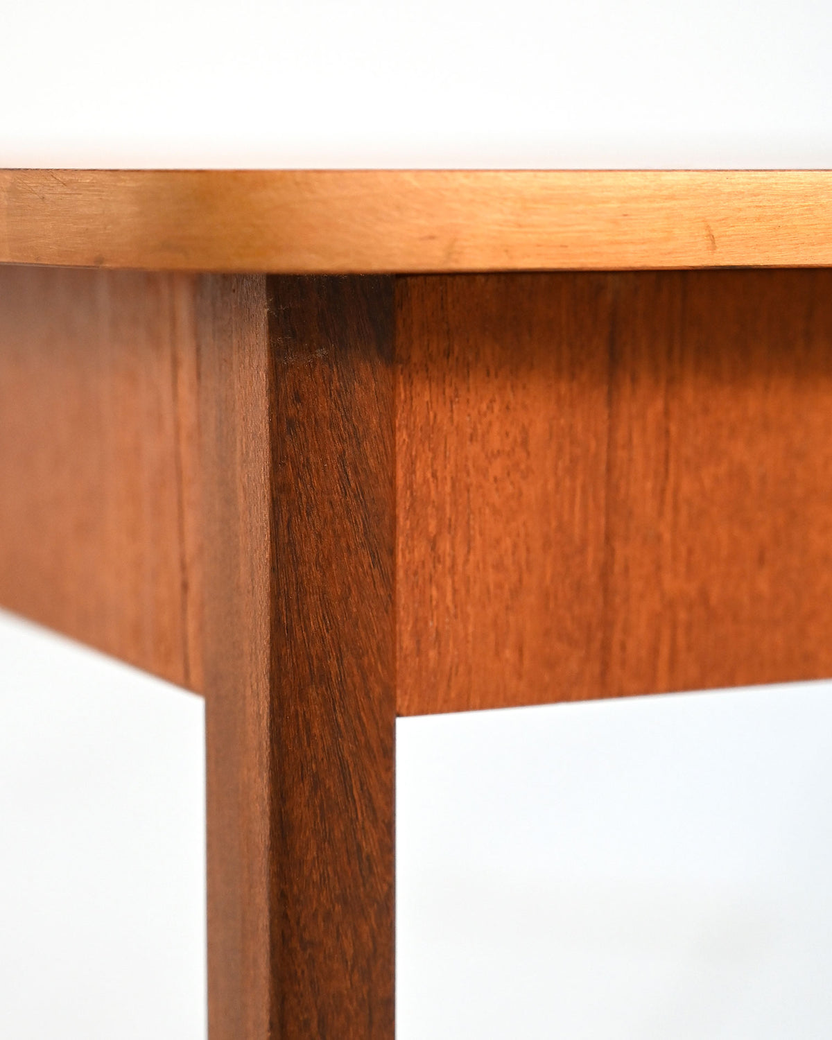 Comodino scandinavo in teak dalle linee classiche, anni ’60