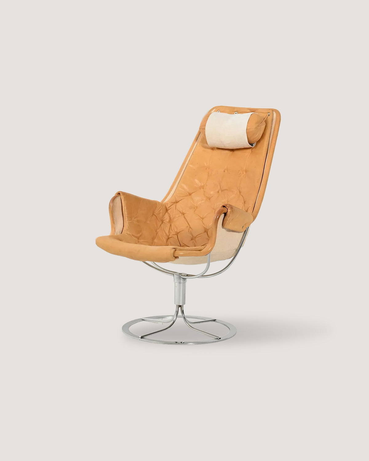 Poltrona girevole “Jetson” di Bruno Mathsson