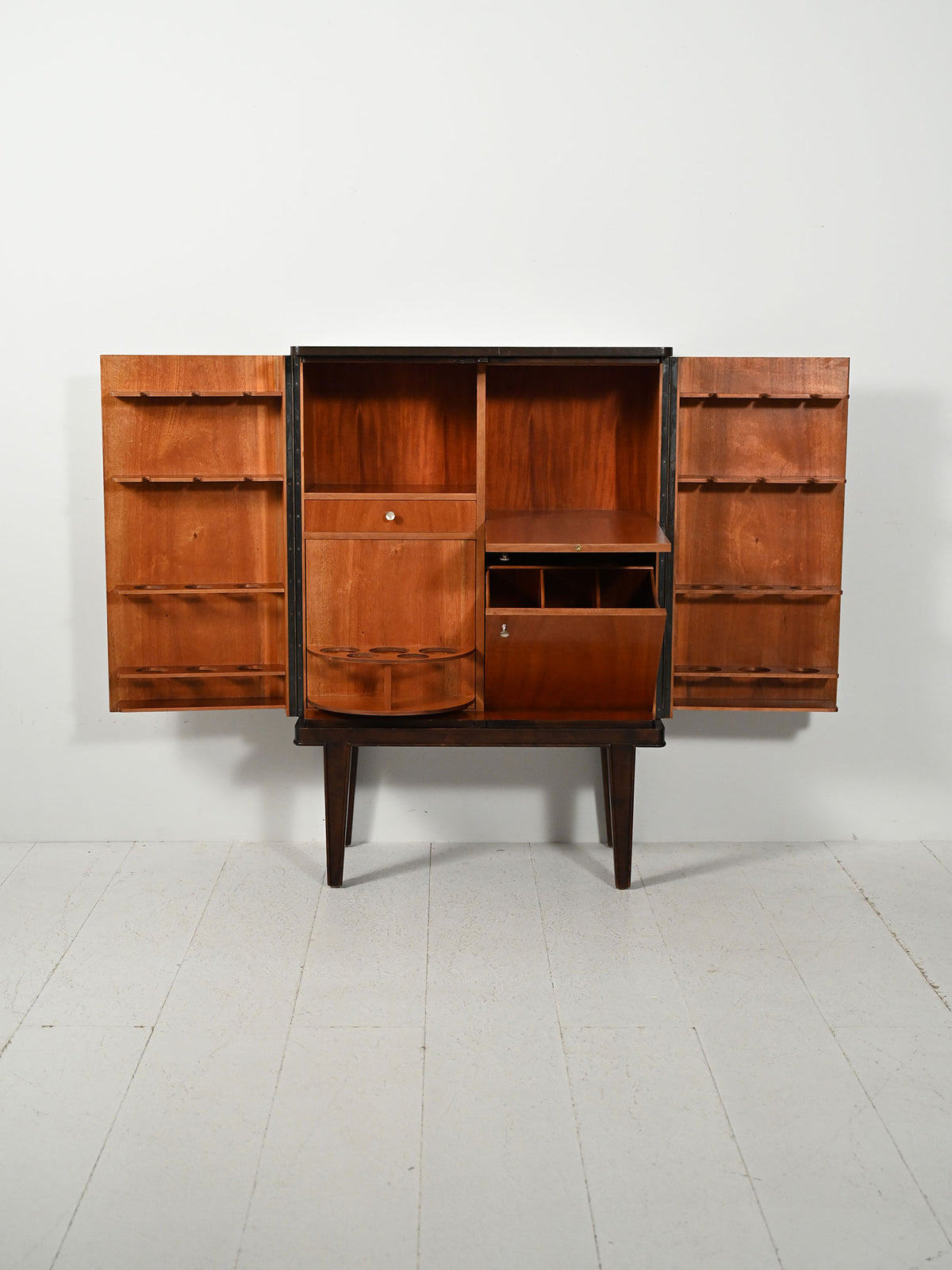 Mobile bar scandinavo degli anni '40 con intarsi