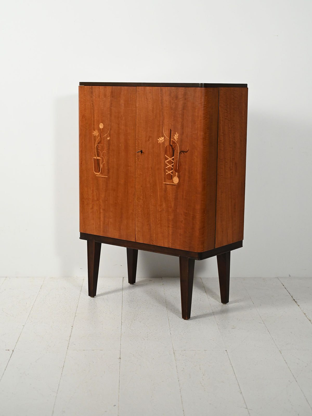 Mobile bar scandinavo degli anni '40 con intarsi