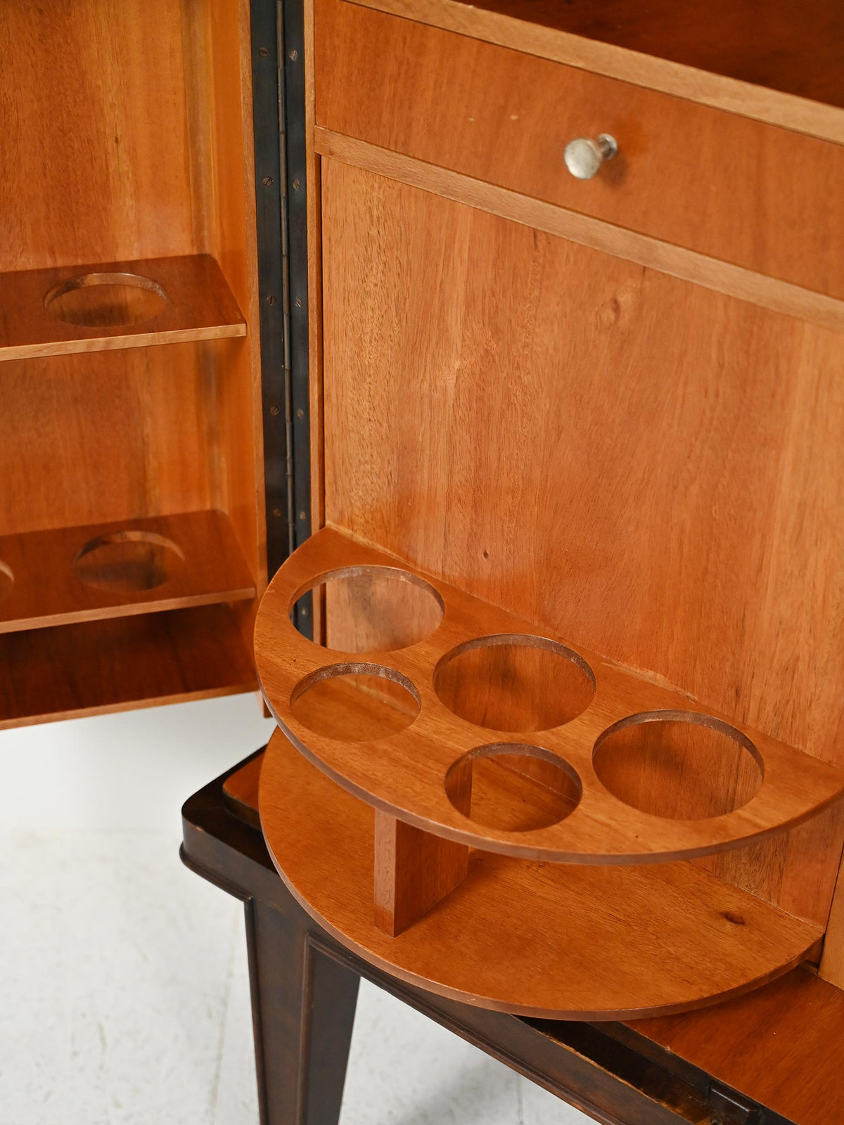 Mobile bar scandinavo degli anni '40 con intarsi