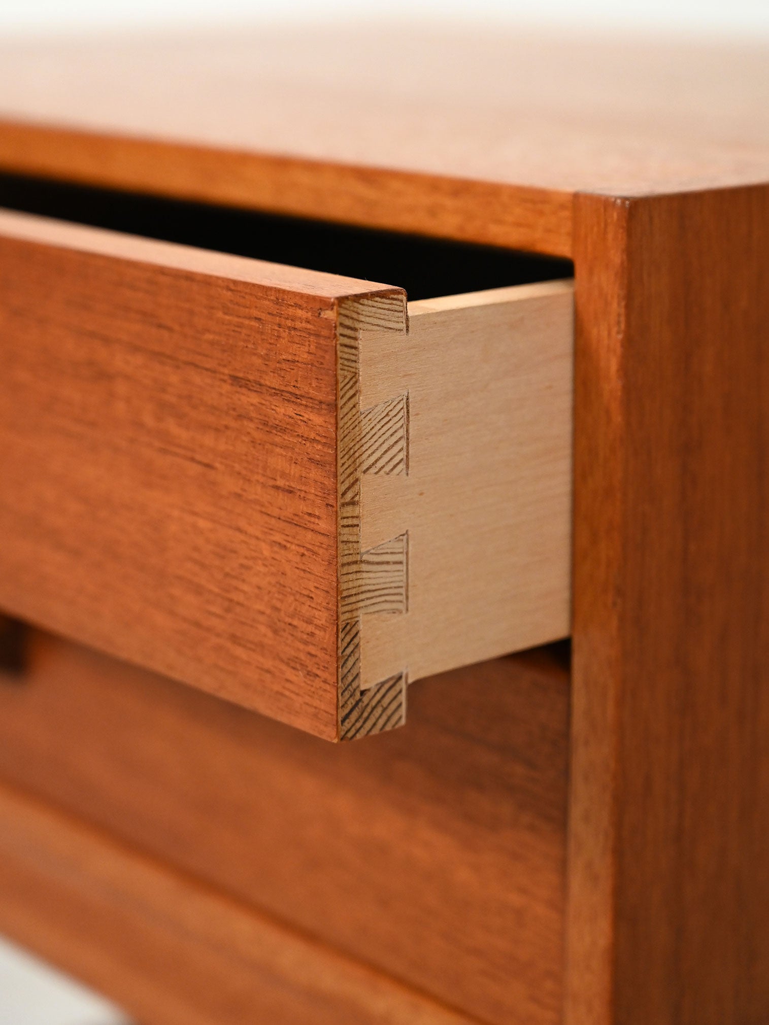Comodino scandinavo in teak anni ’60 7