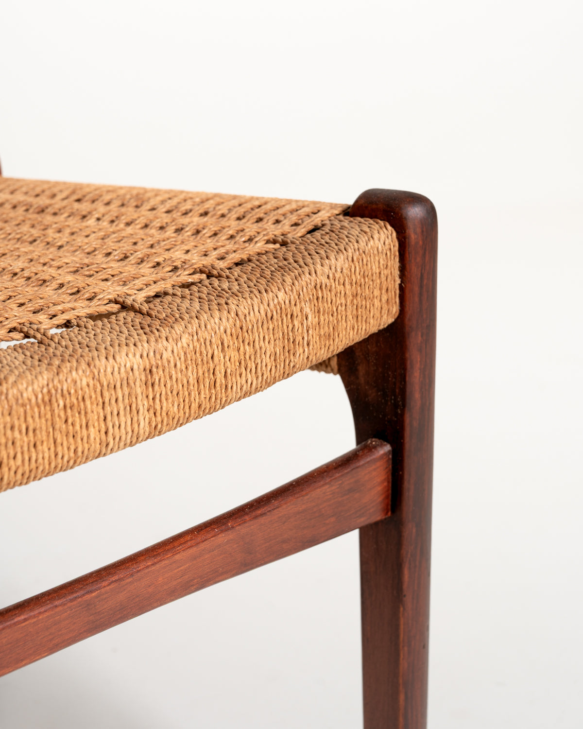 Coppia di sedie scandinave con seduta in corda, anni ’60