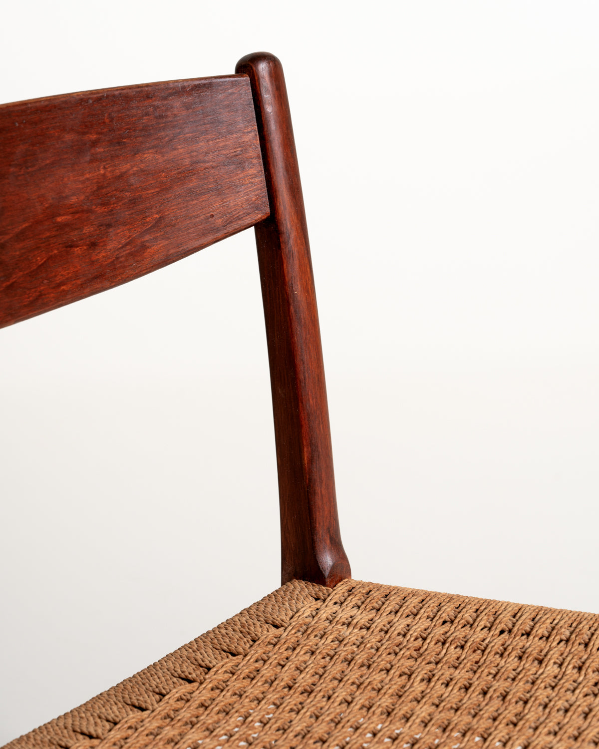 Coppia di sedie scandinave con seduta in corda, anni ’60