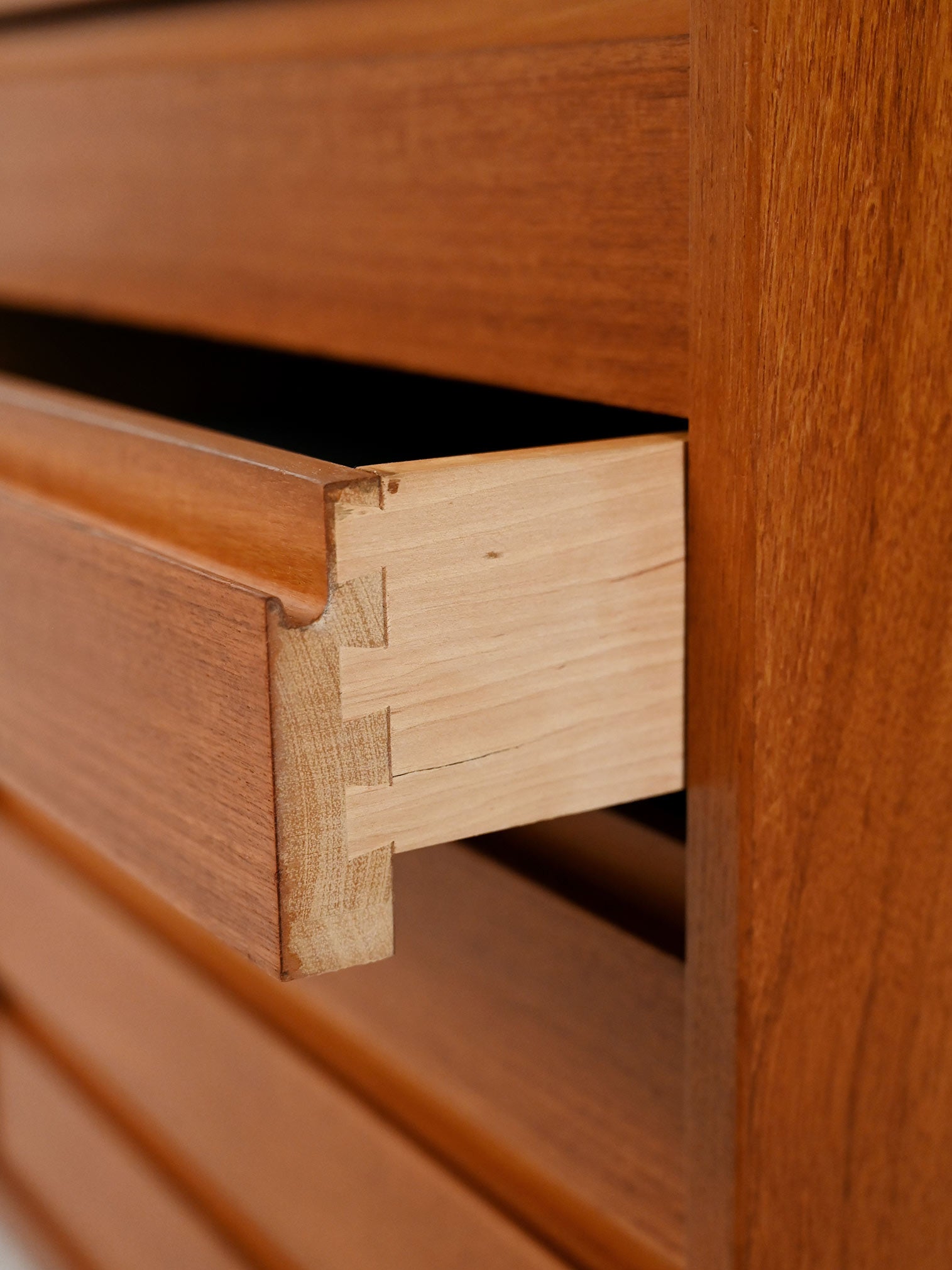 Sideboard scandinavo anni 60 dalle linee geometriche