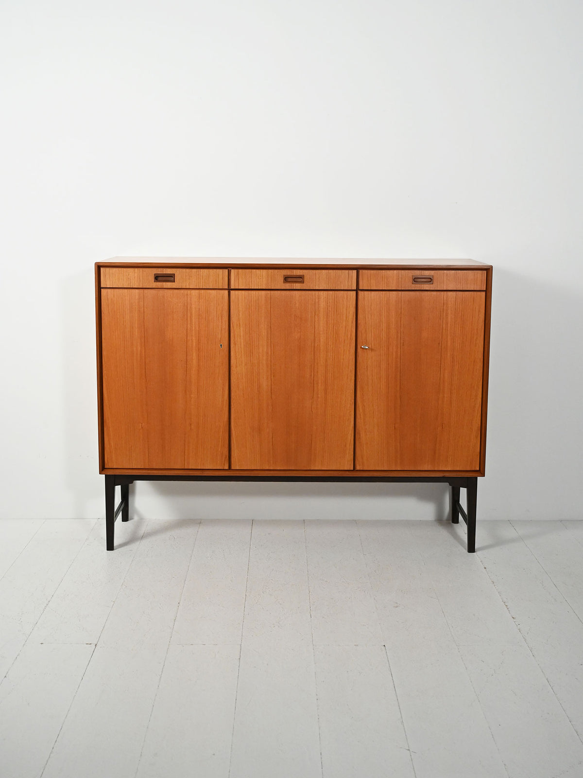 Highboard scandinavo anni 60–70 di “Skaraborgs”