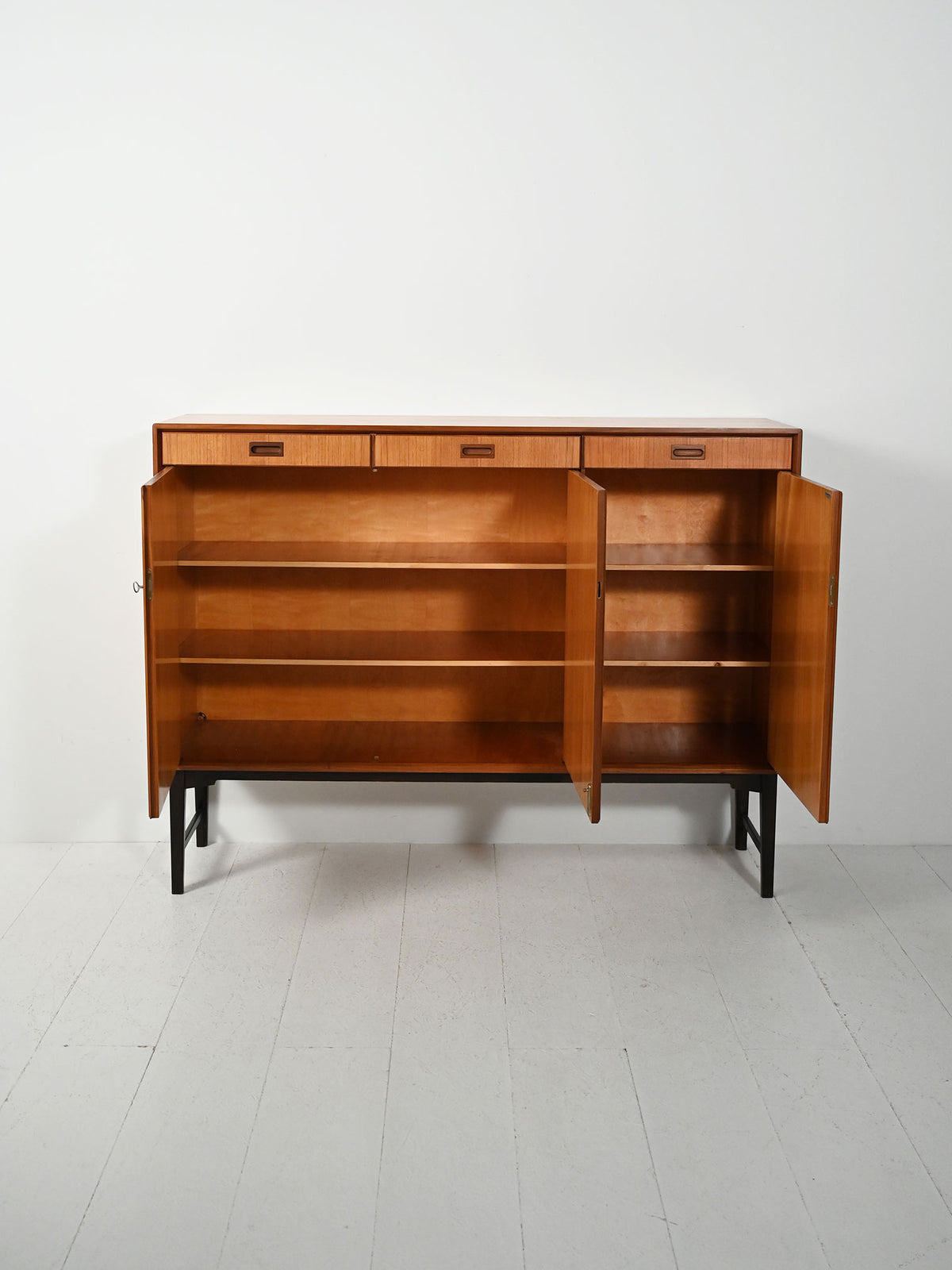 Highboard scandinavo anni 60–70 di “Skaraborgs”
