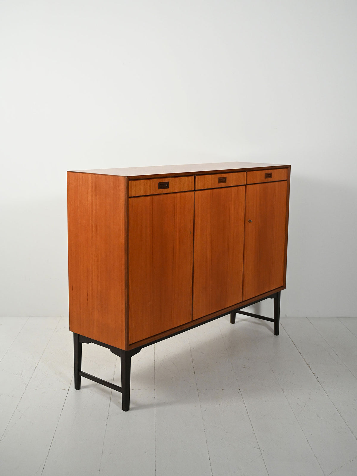 Highboard scandinavo anni 60–70 di “Skaraborgs”