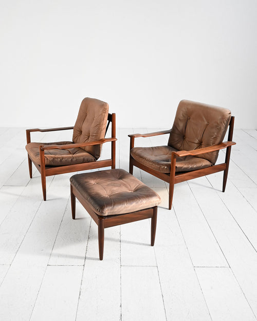 Coppia di poltrone scandinave in pelle con pouf, anni ’60 1