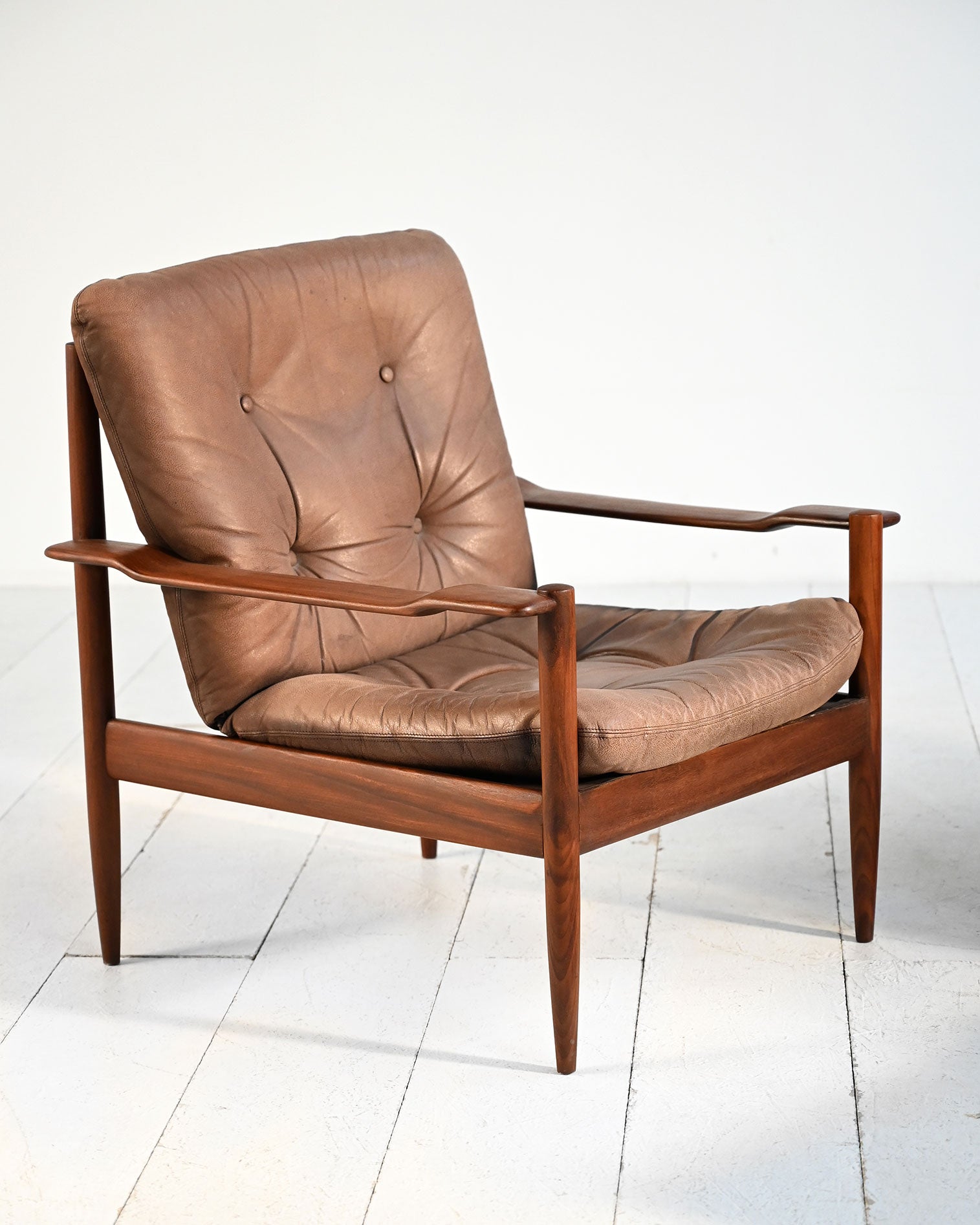Coppia di poltrone scandinave in pelle con pouf, anni ’60 4